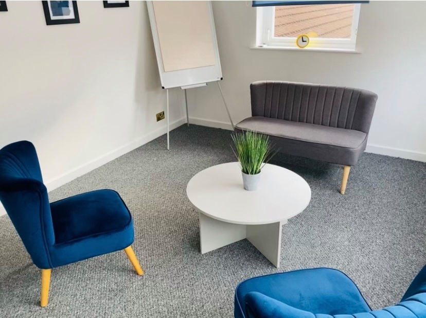 Oasis room to rent with chairs 2